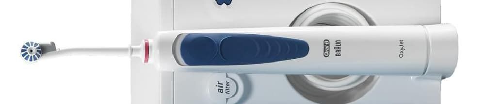 Idropulsore Oral-b orizzontale grigio e blu con base dietro e sfondo bianco