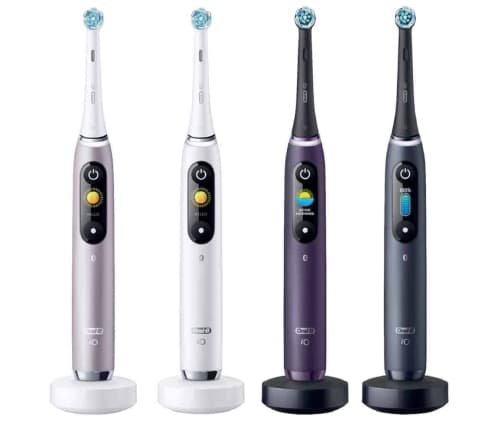 Quattro spazzolini elettrici Oral-B iO di colore diverso uno accanto all'altro su sfondo bianco