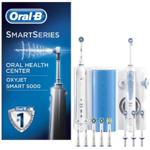 Idropulsore Oral-B 5000 Oxyjet Smart Oral Center con scatola a sinistra e testine in basso con sfondo bianco
